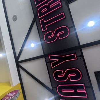 Easy Street Burgers - Ceiling - Burgers Near Me - Studio City, California Easy Street Burgers - Ceiling - Burgers Near Me - Studio City, California