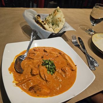 New Delhi Palace - Chicken Mahkni & Garlic Naan - Indian Near Me - Pasadena, California
