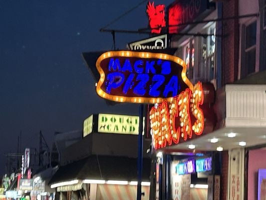 Mack's Pizza by null
