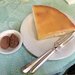 Confiserie Monnier - Signature dishes: Nidelkuchen and Chocolat Plums