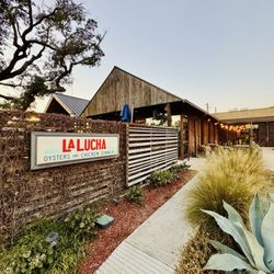 La Lucha - Outside