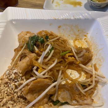 Royal Thai Bistreaux - Chicken pad thai - Thai Near Me - Harahan, Louisiana Royal Thai Bistreaux - Chicken pad thai - Thai Near Me - Harahan, Louisiana