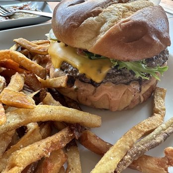 Golden Eagle Inn - Chef 's Burger - Bed & Breakfast Near Me - Bedford, Pennsylvania