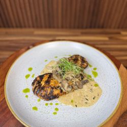 Curuba Cafe - Pollo con Champinones | Chicken and Mushroom
Comes with two sides of your choice