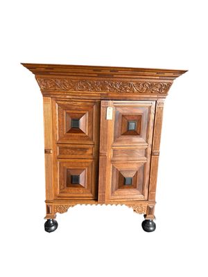 Dealer's Choice Antiques & Auction by null