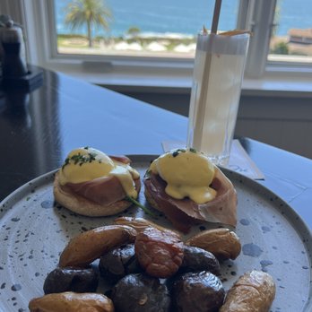 The Loft - Eggs Benedict and grapefruit cocktail - New American Near Me - Laguna Beach, California