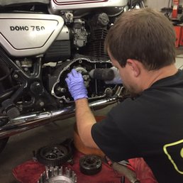 Doug changing out clutch on 78' XS 750. He does great work! Doug changing out clutch on 78' XS 750. He does great work!
