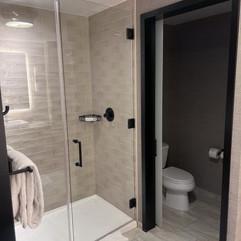 The Otis Hotel Austin, Autograph Collection - Shower and water closet - Hotels Near Me - Austin, Texas The Otis Hotel Austin, Autograph Collection - Shower and water closet - Hotels Near Me - Austin, Texas