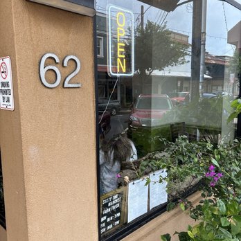 SixtyTwo MarcKet - New American Near Me - Wailuku, Hawaii