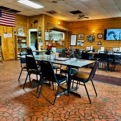 Paul's Diner - Most everyone was sitting along the same wall as me.