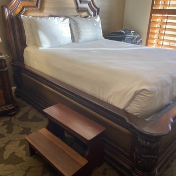 Pacific Terrace Hotel - Bed was awkward to get into, but they provide stairs - San Diego, CA