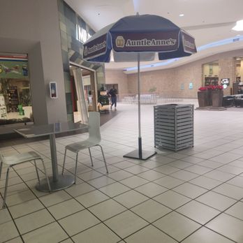 Auntie Anne's - Seating area to eat pretzel snacks - Fast Food Near Me - Denton, Texas