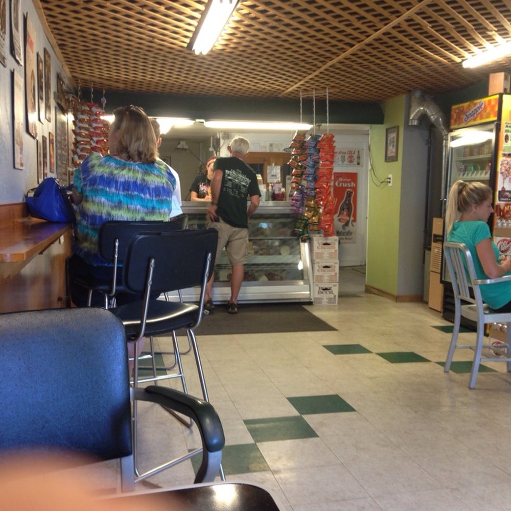 Grinders Deli - Dining area - Delis Near Me - Austin, Minnesota