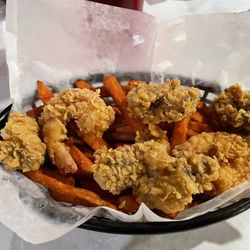 Pier 88 Boiling Seafood & Bar - Combo basket oysters, shrimp sweet potato fries