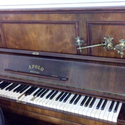 Conservatorio Profesional de Musica - Piano perteneciente a Pilar Bayona, joya que ahora se puede ver en la sala-auditorio que lleva su nombre.