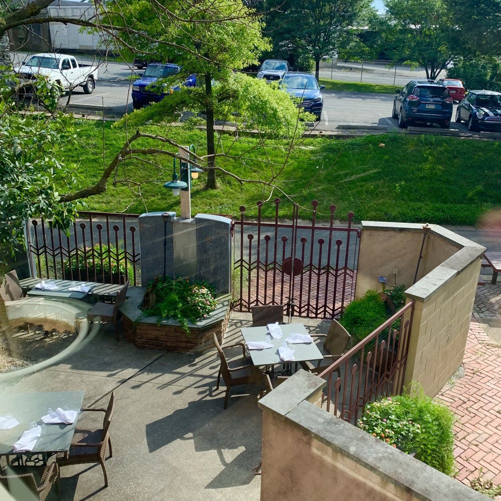 Lancaster Arts Hotel - Patio dining for John J Jeffries - Hotels Near Me - Lancaster, Pennsylvania