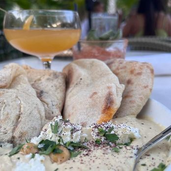 Paradiso - Hummus with pita and cocktail purple lilac mocktail flight of bees - Bars Near Me - Dallas, Texas Paradiso - Hummus with pita and cocktail purple lilac mocktail flight of bees - Bars Near Me - Dallas, Texas