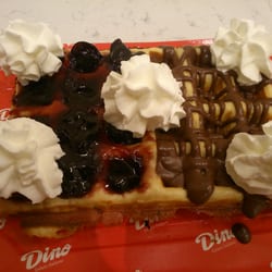 Dino - Gofre + 2 toppings por 3,50. La nata suplemento de 0,50