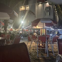 Coconuts Beachfront Restaurant Bar & Grill - Dineing inside the sand
