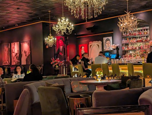 CW's Gin Joint by null