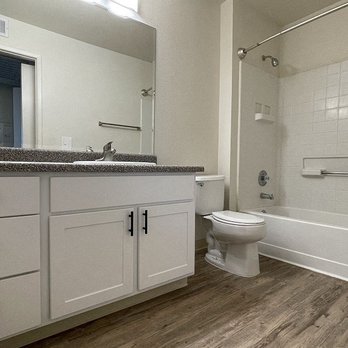 Sharlands Terrace Apartments - Bathroom With Bathtub - Apartments Near Me - Reno, Nevada Sharlands Terrace Apartments - Bathroom With Bathtub - Apartments Near Me - Reno, Nevada