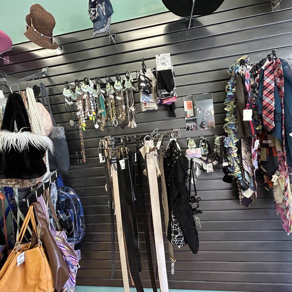 TOP 10 BEST Urban Outfitters Outlet near Wauconda, IL - Updated 2026 - Yelp