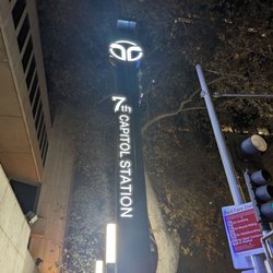 7th & Capitol and 8th & Capitol Light Rail Stations - Stop signage