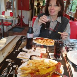 Radau Grill - Hier gibt es sie noch: die anscheinend so langsam aussterbende Currywurst