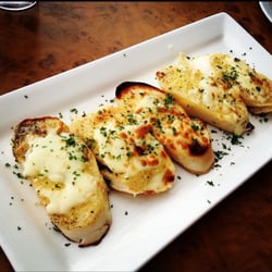 Bistro Blanc - Cheesy garlic bread