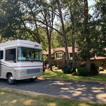 Oak Tree Manor - a rv parked in front of a house - Wineries Near Me - Centralia, Washington Oak Tree Manor - a rv parked in front of a house - Wineries Near Me - Centralia, Washington