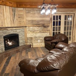 Mountain Dog Cafe - Relax by the fireplace
