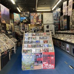 Sandy's Records - The store