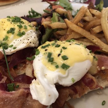 CAFÉ LULUc - Bacon eggs benedict - French Near Me - Brooklyn, New York
