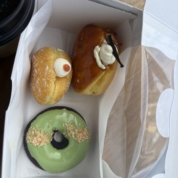 Doughweime - Creme Brulee, Vanilla bean, and ube pandan mochi donut - Bakeries Near Me - Union City, California Doughweime - Creme Brulee, Vanilla bean, and ube pandan mochi donut - Bakeries Near Me - Union City, California