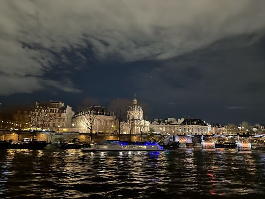 Bateaux Parisiens by null