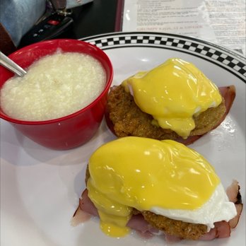 Grump's Cafe - Crofton - Southern Sass benefict with grits - Breakfast & Brunch Near Me - Gambrills, Maryland