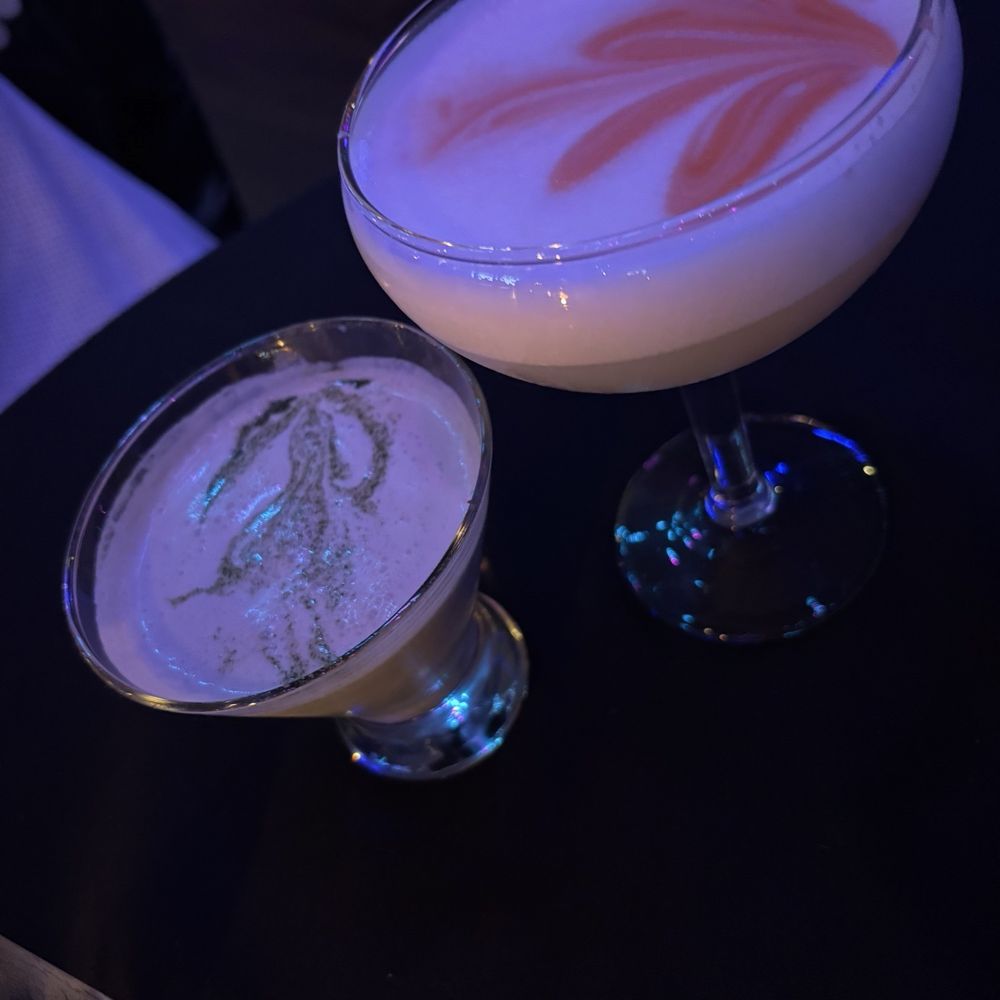 Matcha martini, pisco sour