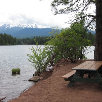 Reynolds Resorts - picnic table along lake - Resorts Near Me - Mt Shasta, California