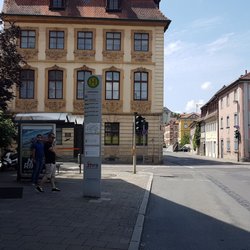 Salino Holzofenpizza - Bushaltestelle vorm Haus