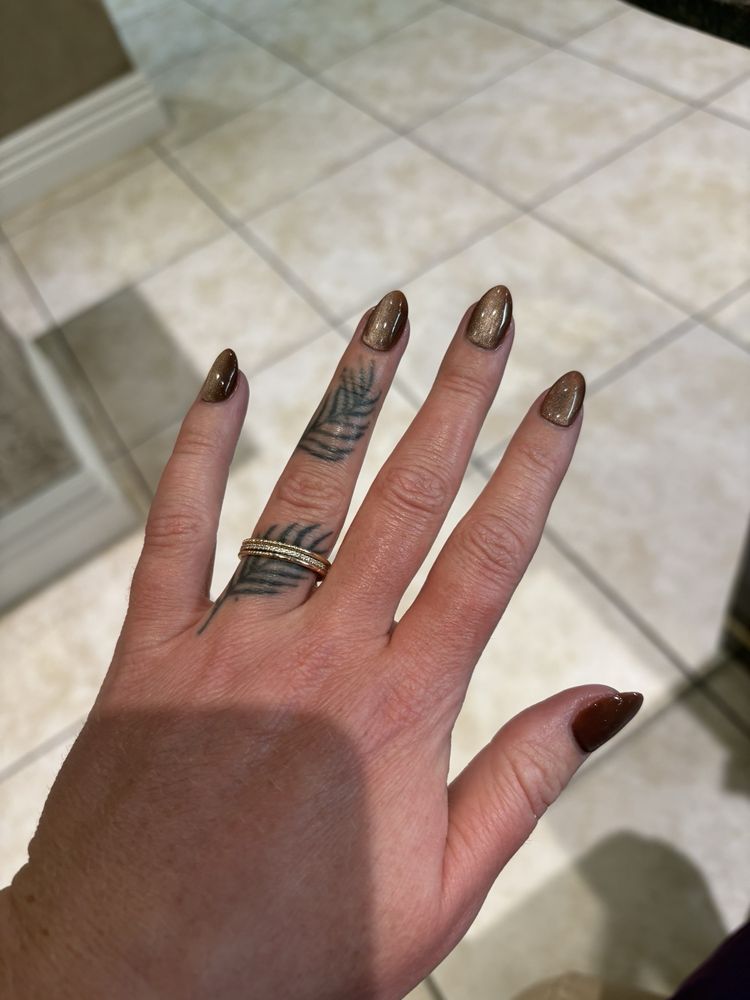 V N Nails Logo
