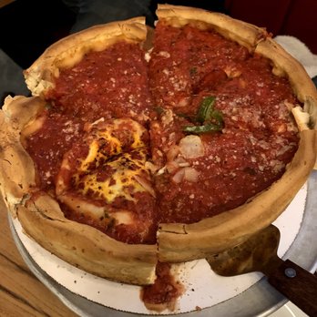 Giordano's - Deep-dish pizza with tomato sauce and green peppers - Pizza Near Me - Chicago, Illinois Giordano's - Deep-dish pizza with tomato sauce and green peppers - Pizza Near Me - Chicago, Illinois