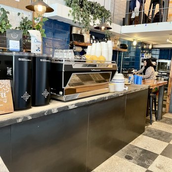 Paquebot Vieux Mtl - Ordering counter as you step inside the shop - Coffee & Tea Near Me - Montreal, Quebec Paquebot Vieux Mtl - Ordering counter as you step inside the shop - Coffee & Tea Near Me - Montreal, Quebec