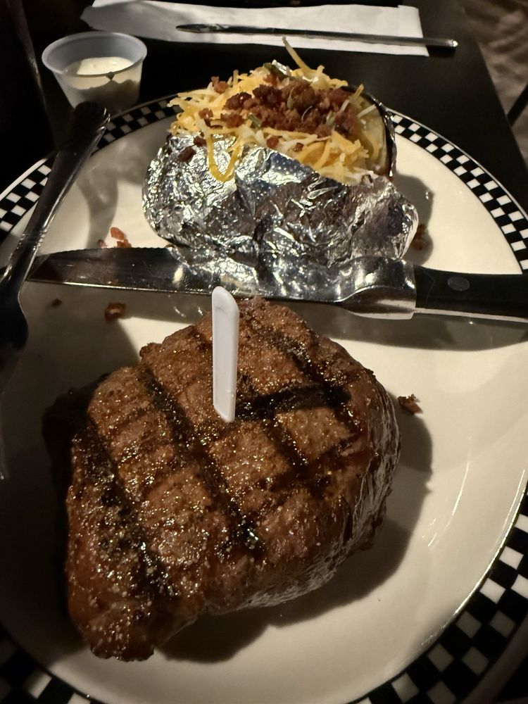 Finishline Steakhouse Logo