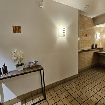Delta Sky Club - Ladies restroom - Airport Lounges Near Me - Portland, Oregon Delta Sky Club - Ladies restroom - Airport Lounges Near Me - Portland, Oregon
