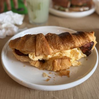 Geragem - Bacon and eggs croissant - Bistros Near Me - Sintra, 11 Geragem - Bacon and eggs croissant - Bistros Near Me - Sintra, 11