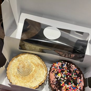 Pie Bar - Banana cream, red velvet/Oreos/sprinkles - Desserts Near Me - Austin, Texas