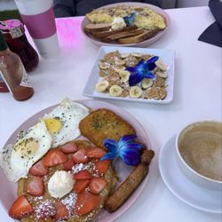 Camellias Cafe - Mushroom omelette and Deluxe Breakfast with hash browns and strawberries