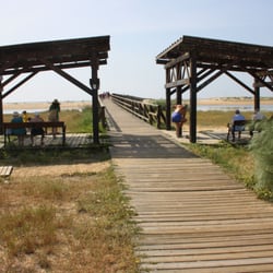 Playa de la Gaviota - Merendero entre la pasarela de acceso y el puente