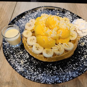 D Spot Dessert Cafe - Creamy mango waffle - Desserts Near Me - Toronto, Ontario