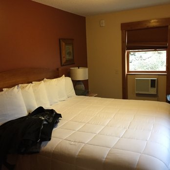 Silver Moon Inn - Room 214 king room. Rooms are amazingly dark at night, great for sleeping! - Hotels Near Me - Estes Park, Colorado Silver Moon Inn - Room 214 king room. Rooms are amazingly dark at night, great for sleeping! - Hotels Near Me - Estes Park, Colorado